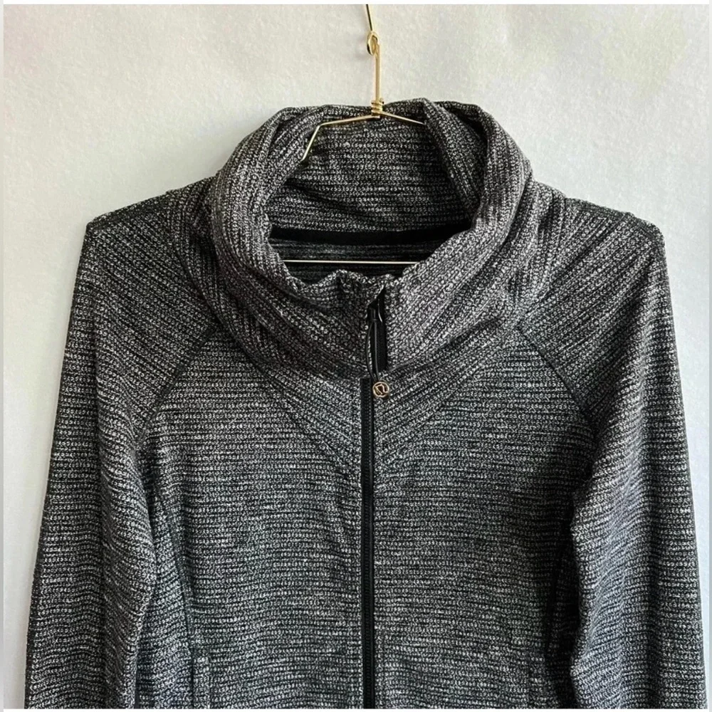 EUC Lululemon Be Present Jacket Coco Pique Black Size 8 Thumbholes Zip Closure